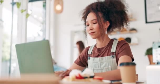 Koffie Winkel Laptop Vrouw Met Online Onderwijs Learning Onderzoek Voor — Stockvideo