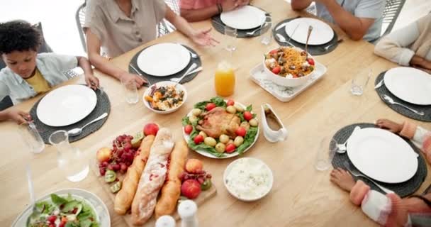 Mittagessen Tisch Und Oben Familienhaus Mit Essen Gespräch Und Feier — Stockvideo