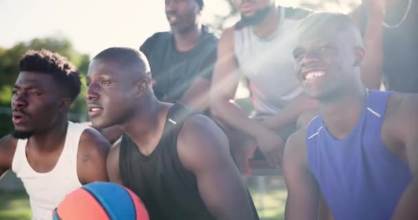 Kosárlabda Férfiak Vagy Barátok Szabadtéri Győzelem Pontszám Vagy Játékosok Ünnepelnek — Stock videók