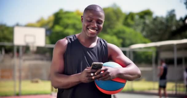 Man Mobiele Telefoon Basketbal Het Veld Met Geluk Technologie Kennisgeving — Stockvideo