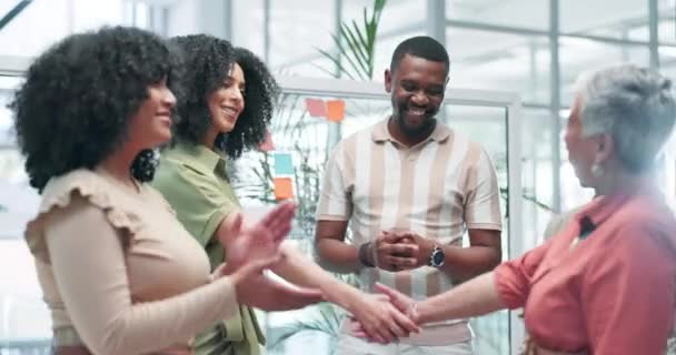 Gelukkige Zakelijke Mensen Handdruk Met Applaus Voor Felicitaties Teamwork Succes — Stockvideo