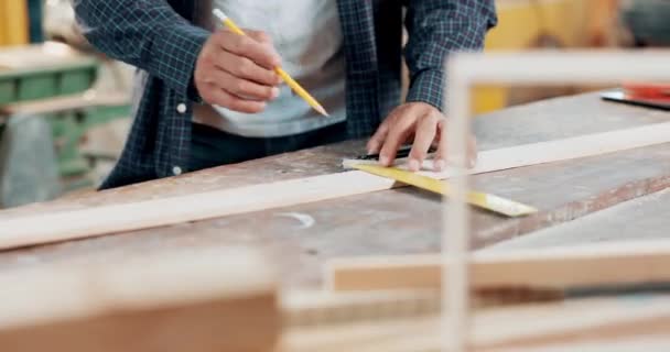 用于家具制造 翻新或小企业车间测量的手工 木制品和尺子 木料创意 木工或制作用木板的个人 手指和铅笔 — 图库视频影像