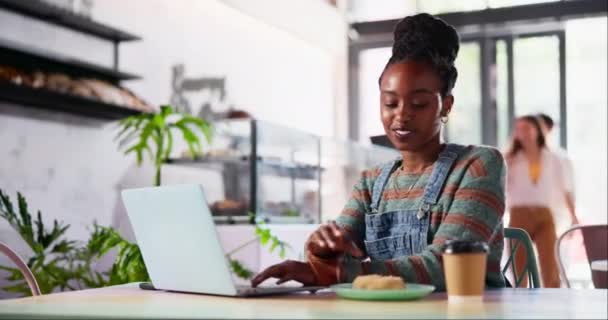 Компьютер Завтрак Черная Женщина Кафе Работает Над Творческим Фрилансом Проекта — стоковое видео