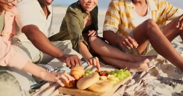 Amigos Relaxe Praia Piquenique Para Férias Férias Verão Com Conversa — Vídeo de Stock
