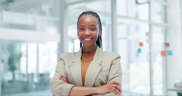 Ansigt Forretning Sort Kvinde Med Armene Krydsede Smil Til Job – Stock-video