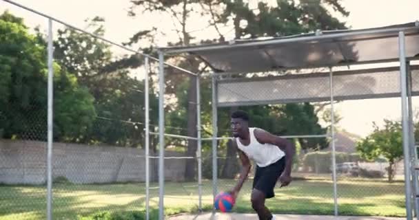 Hombre Negro Anotando Dunk Cancha Baloncesto Con Aptitud Habilidad Profesional — Vídeo de stock
