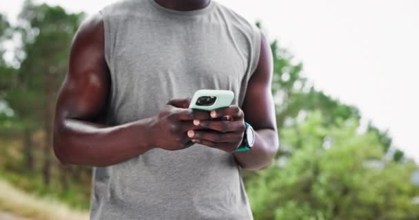 Руки Телефон Фитнес Человеком Ветру Бега Тренировки Кардио Улице Лесу — стоковое видео