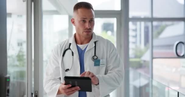 Médico Hombre Seguro Salud Tableta Saludo Estudio Informe Sobre Tecnología — Vídeos de Stock