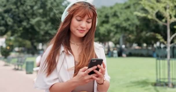 Vrouw Mobiele Telefoon Koptelefoon Sms Park Glimlach Online Communicatie Streaming — Stockvideo