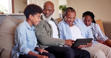 Aile, tablet ve evdeki uygulamayı çalıştırmak, hafta sonu internette aşk ve bağlanma. Siyahi büyükanne ve büyükbabalar, çocuklar ve yaşlılara emeklilikte teknoloji, bilgi ve öğretim.