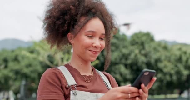 Zâmbet Telefon Femeie Tastând Aer Liber Grădină Social Media Citind — Videoclip de stoc