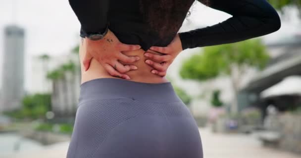 城市街道上女人的背痛 健康和双手的锻炼 错误或解剖紧急特写 运动倦怠 纤维肌痛或关节炎引起的背痛 问题或女跑步者 — 图库视频影像