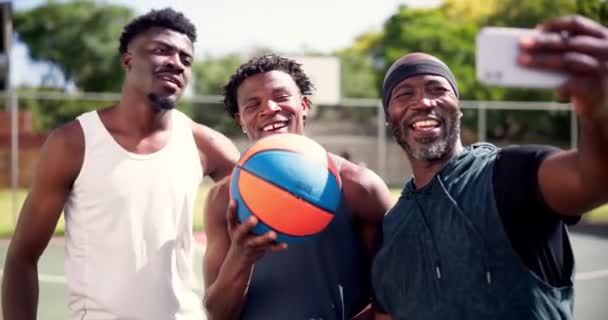 Basketbalové Hřiště Lidé Selfie Pro Sport Venkovní Šťastný Mírovým Znaménkem — Stock video