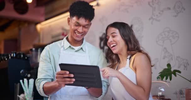 Gelukkige Mensen Barista Tablet Cafe Voor Sociale Media Inventaris Het — Stockvideo