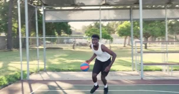 黑人男子 得分和灌篮在篮球场上与健康 专业技能或表现 为训练或锻炼而在空中跳跃的人 速度或运动员的运动员 目标或比赛练习 — 图库视频影像