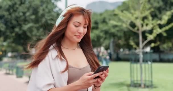 Kobieta Telefon Komórkowy Słuchawki Lub Chodzenie Parku Lub Uśmiech Lub — Wideo stockowe