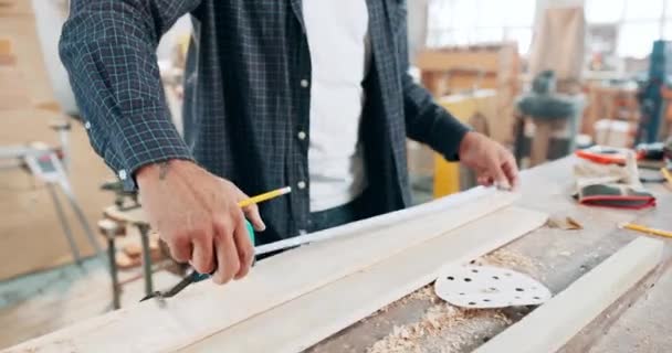 测量带和铅笔 用于木制品或家具生产 小企业或木工 建筑或堤防 修复或承包商用木板或工具的人 制造和标识 — 图库视频影像