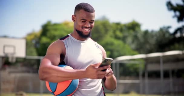 Sportoló Mobiltelefon Kosárlabda Pályán Boldogsággal Technológiával Szöveges Üzenettel Vagy Közösségi — Stock videók