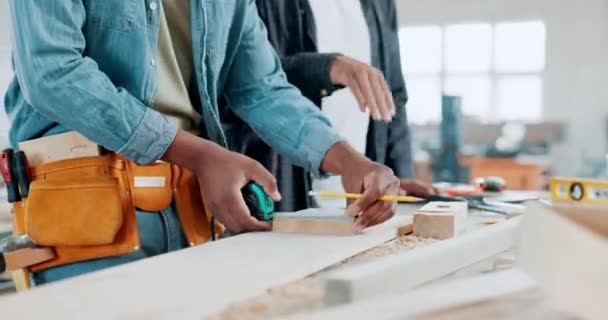 Engenharia Trabalho Equipe Mãos Carpinteiro Oficina Fabricação Madeira Móveis Closeup — Vídeo de Stock