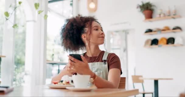 客户服务 咖啡店和电话付款 用自动售货机和服务员手购买松饼 食品和早餐 在小企业或咖啡店拥有流动水龙头或数字交易的年轻非洲妇女 — 图库视频影像