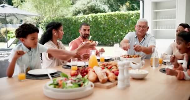 Comida Ajuda Feliz Com Grande Família Almoço Para Evento Vínculo — Vídeo de Stock