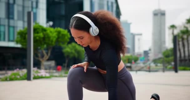 在城市里做伸展运动 腿和女人的锻炼 或者开始锻炼 用暖身和耳机听音乐 准备和室外训练肌肉的突然性或柔韧性 健全性和对健康有益 — 图库视频影像