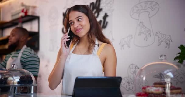 Café Tablette Femme Parlant Dans Appel Téléphonique Pour Commande Ligne — Video