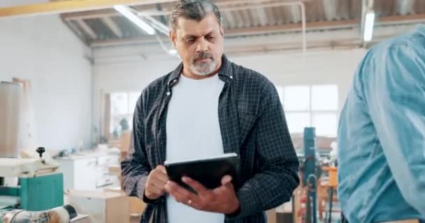 Homem Tablet Carpinteiro Trabalho Equipe Para Construção Cadeia Suprimentos Produção — Vídeo de Stock