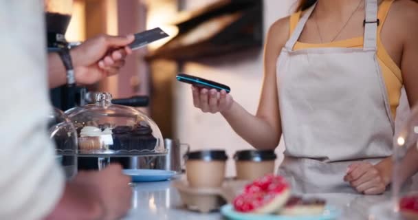 Coffeeshop Kunde Hände Und Kreditkarte Pos Kellnerin Und Einfache Bezahlung — Stockvideo