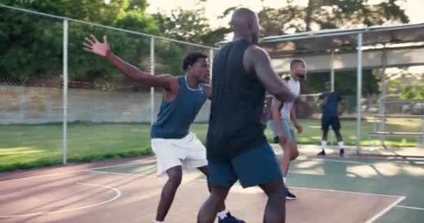 Hombres Puntuación Cancha Baloncesto Para Juego Defensa Desafío Con Equipo — Vídeo de stock