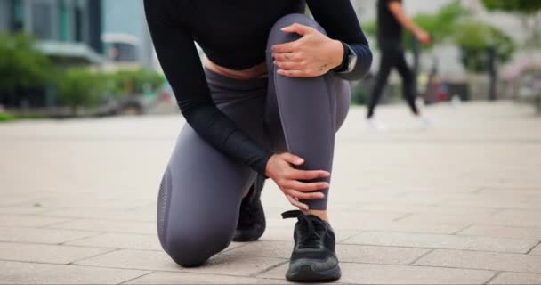 Sport Zranění Osoba Bolestí Nohou Venku Pro Cvičení Cvičení Ulici — Stock video