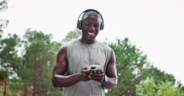 Telefon Smějící Šťastný Fitness Muž Sluchátky Parku Poslouchat Legrační Podcast — Stock video