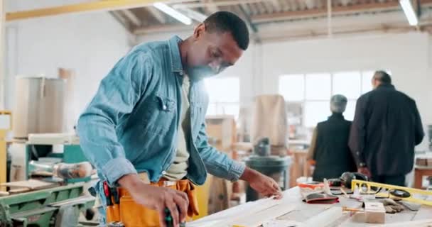 Muebles Madera Medida Con Hombre Negro Taller Para Fabricación Planificación — Vídeos de Stock