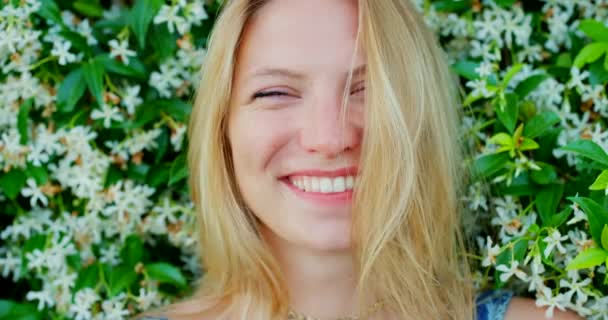 Ansikte Kvinna Eller Leende Vägg Murgröna Växter Sommarsemester Och Koppla — Stockvideo