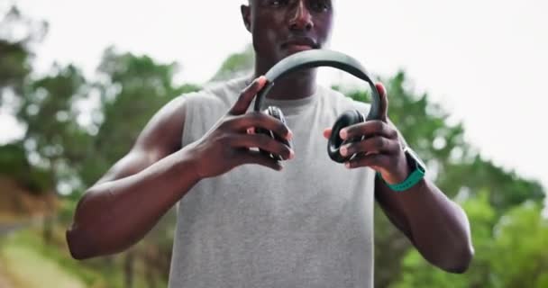 Yol Fitness Kulaklıklı Siyah Adam Canlı Müzik Motivasyon Podcast Dinleyen — Stok video