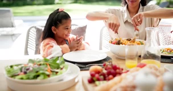 Makanan Keluar Dan Bahagia Dengan Keluarga Saat Makan Siang Untuk — Stok Video