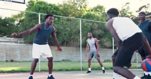 Männer Mannschaft Und Basketball Auf Dem Platz Oder Korb Park — Stockvideo