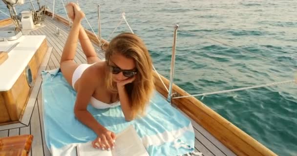 Oceán Čtení Žena Jachtě Pro Dovolenou Itálii Cestovní Dobrodružství Letní — Stock video