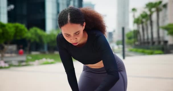 Helsestatistikk Sjekk Smartklokke Kvinne Med Fitness Tid Trening Med Fremgang – stockvideo