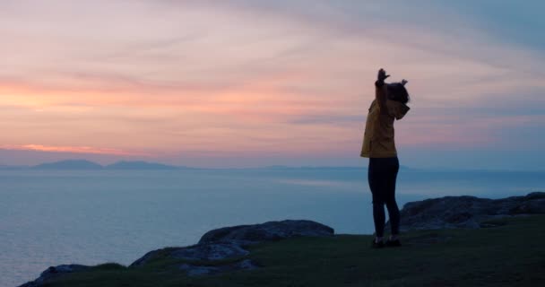 Geriye Gün Batımına Norveç Aktif Bir Seyahatte Yürüyüş Yapma Özgürlüğüne — Stok video