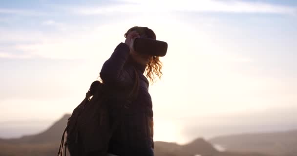 Піші Прогулянки Гора Жінка Гарнітурою Віртуальні Святкові Пригоди Піші Прогулянки — стокове відео
