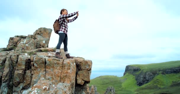 Telepon Hiking Dan Wanita Tebing Dengan Fotografi Untuk Blog Perjalanan — Stok Video