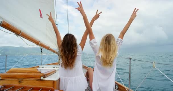 Ocean Vänner Och Upphetsade Kvinnor Yacht För Semester Grekland Frihet — Stockvideo