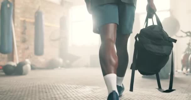 提包步行 用于个人教练的训练 锻炼和锻炼 背景模糊 身体健康 随时准备参加体育运动 拳击和在健身俱乐部提行李的日常比赛 — 图库视频影像