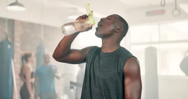 Fitness Voda Muž Tělocvičně Lahví Přestávce Cvičení Relaxovat Při Ranní — Stock video
