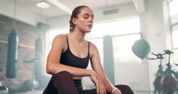 Fitness Descanso Mulher Ginásio Respirando Intervalo Treino Para Relaxar Manhã — Vídeo de Stock