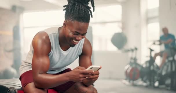 Zwarte Man Telefoon Fitnessruimte Voor Fitness Training Trainingspauze Sociale Media — Stockvideo