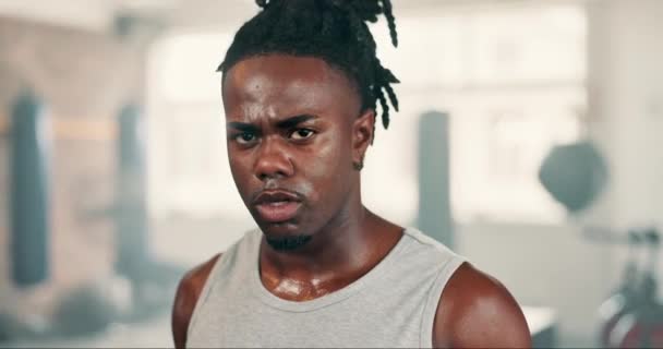 Exercício Sudorese Respiração Com Homem Negro Ginásio Para Descansar Treino — Vídeo de Stock