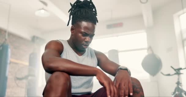 Fitness Sudorese Rosto Com Homem Negro Ginásio Para Descansar Treino — Vídeo de Stock