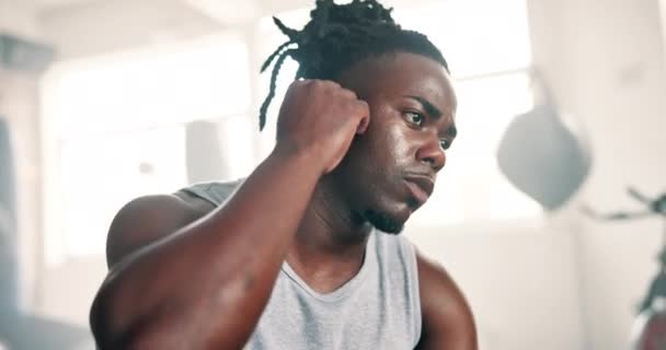 Tělocvična Fitness Poslech Hudby Tréninkem Nebo Cvičením Přestávka Unavený Únava — Stock video